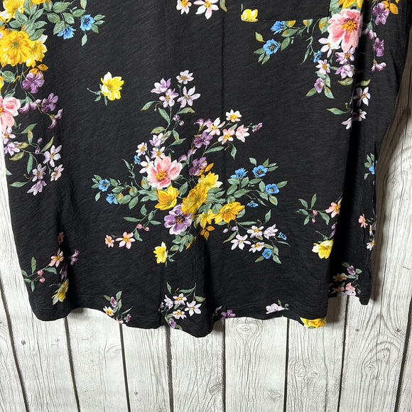 Torrid floral shirt sleeve tee size 3 - Picture 4 of 7